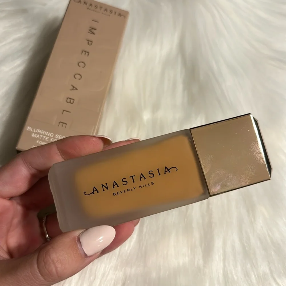 Anastasia Beverly Hills Impeccable Blurring Second-Skin Matte Foundation 4W